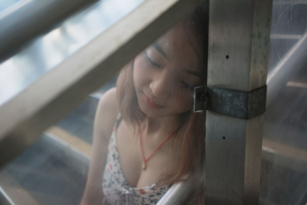 听，海哭的声音 沙滩 人像 海滩 摄影 听海 海滩