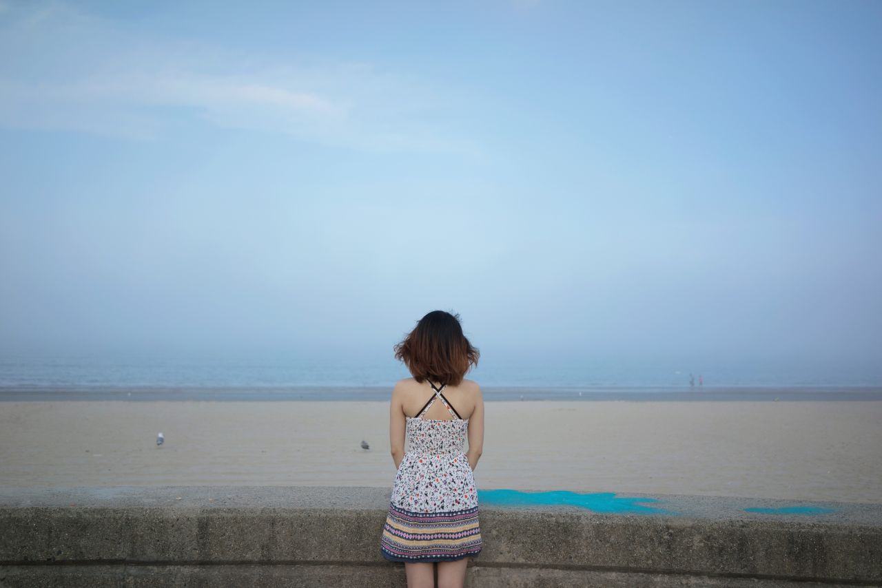 听，海哭的声音 沙滩 人像 海滩 摄影 听海 海滩