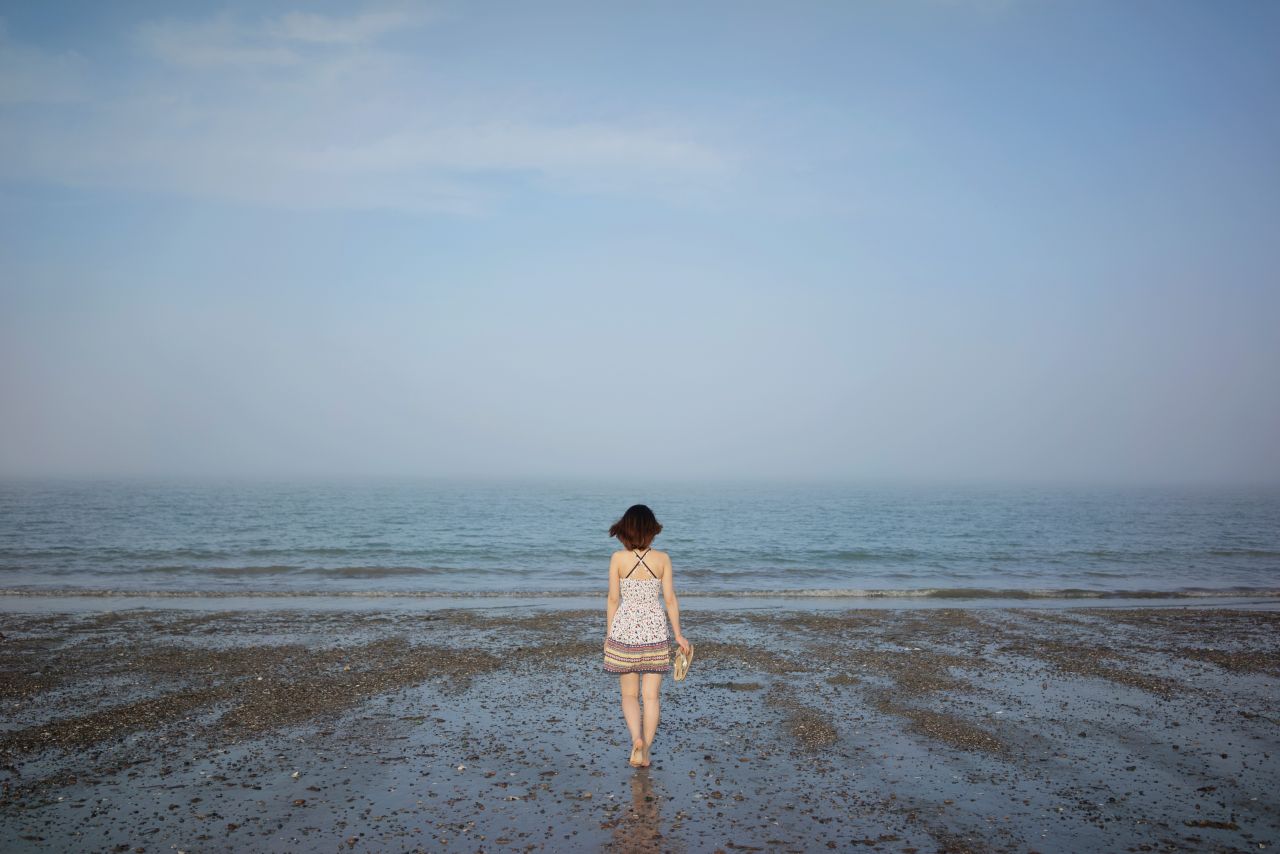 听，海哭的声音 沙滩 人像 海滩 摄影 听海 海滩