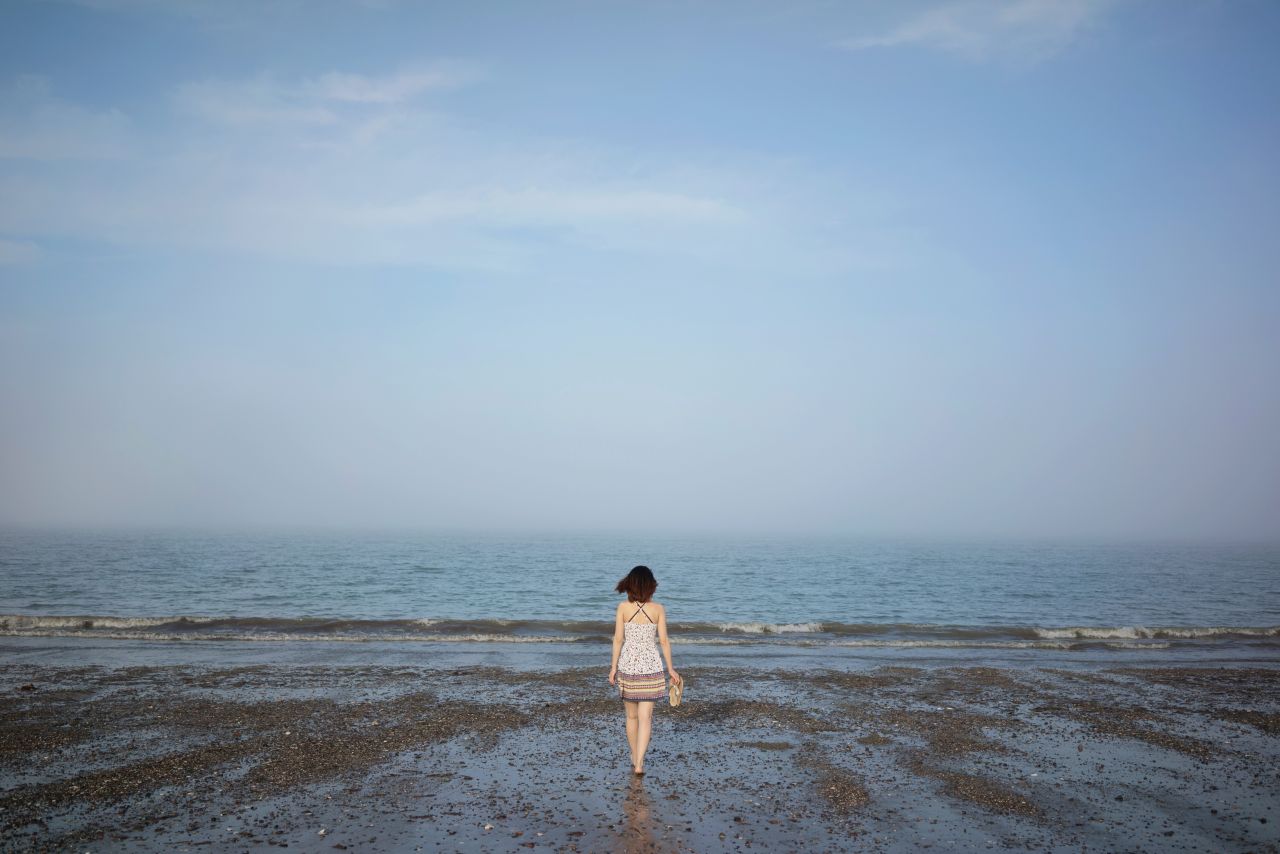 听，海哭的声音 沙滩 人像 海滩 摄影 听海 海滩