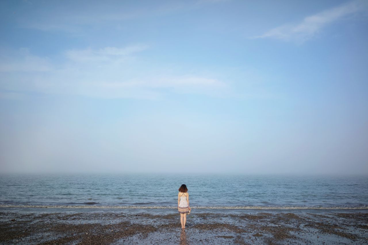 听，海哭的声音 沙滩 人像 海滩 摄影 听海 海滩