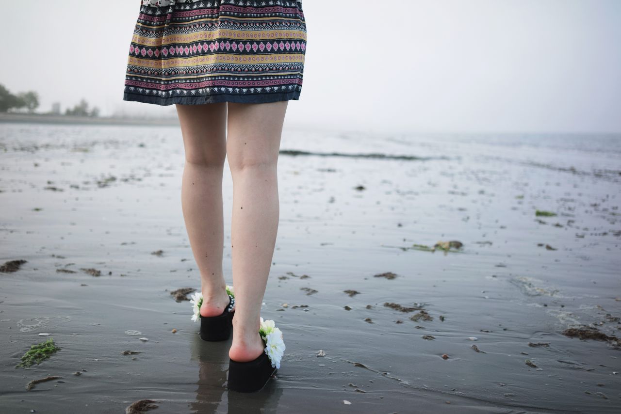 听，海哭的声音 沙滩 人像 海滩 摄影 听海 海滩