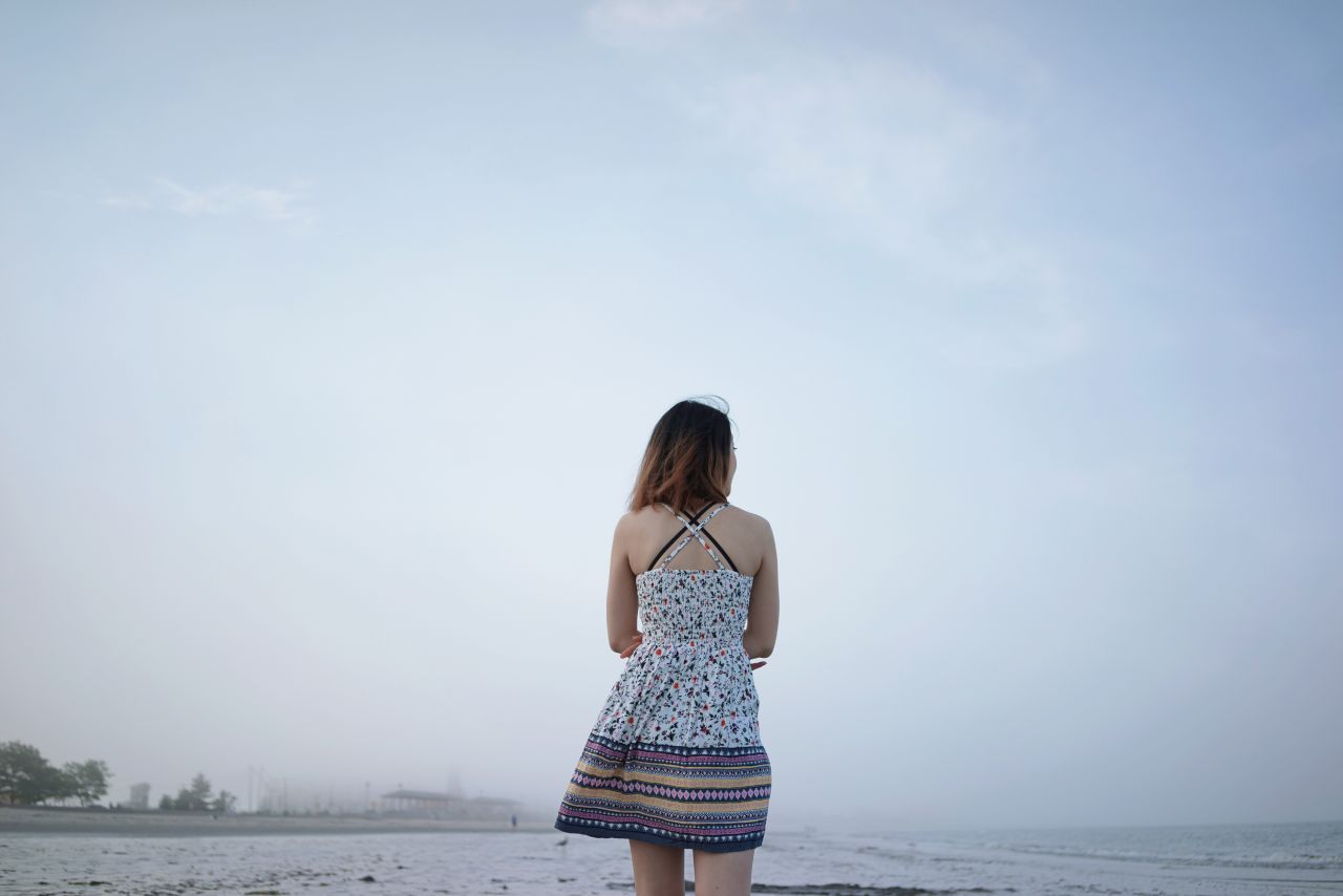 听，海哭的声音 沙滩 人像 海滩 摄影 听海 海滩