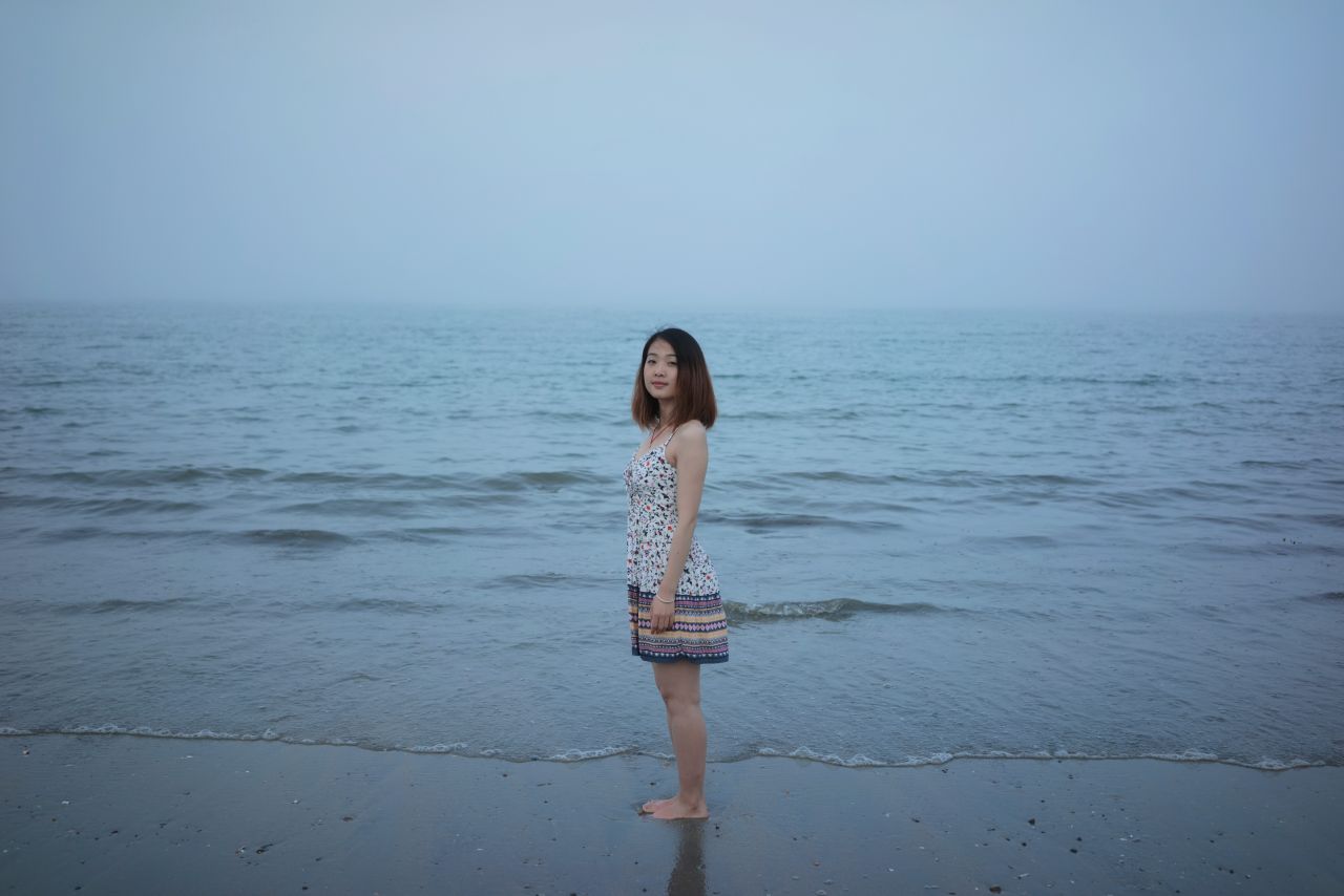 听，海哭的声音 沙滩 人像 海滩 摄影 听海 海滩