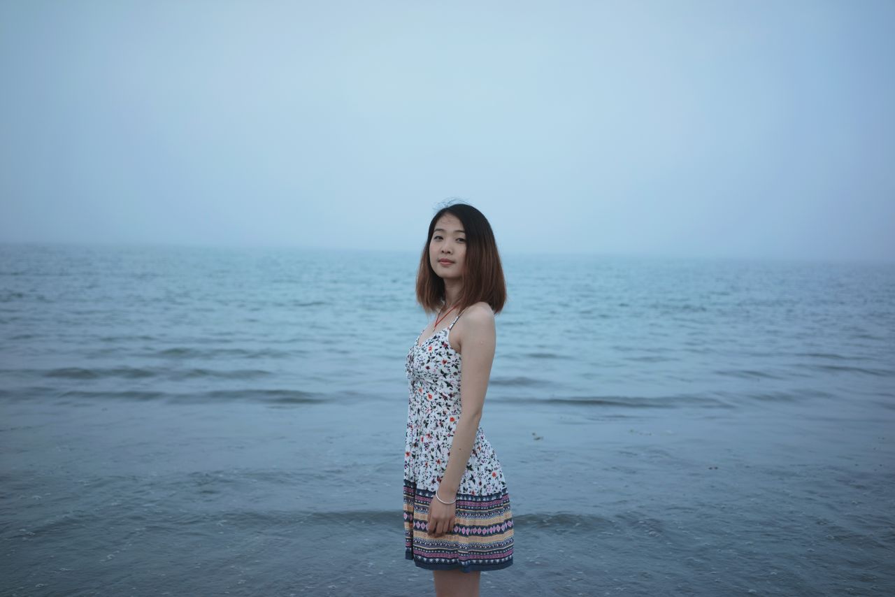 听，海哭的声音 沙滩 人像 海滩 摄影 听海 海滩