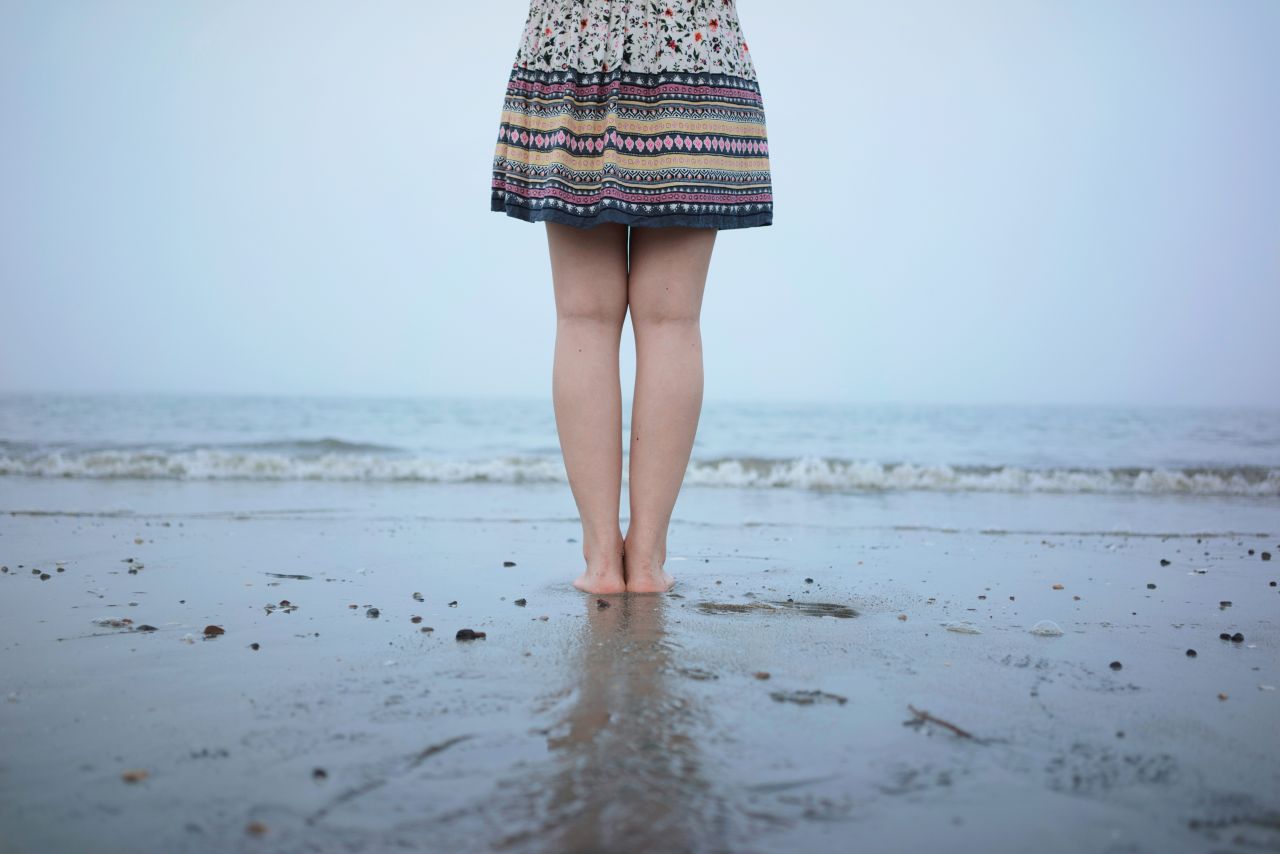 听，海哭的声音 沙滩 人像 海滩 摄影 听海 海滩