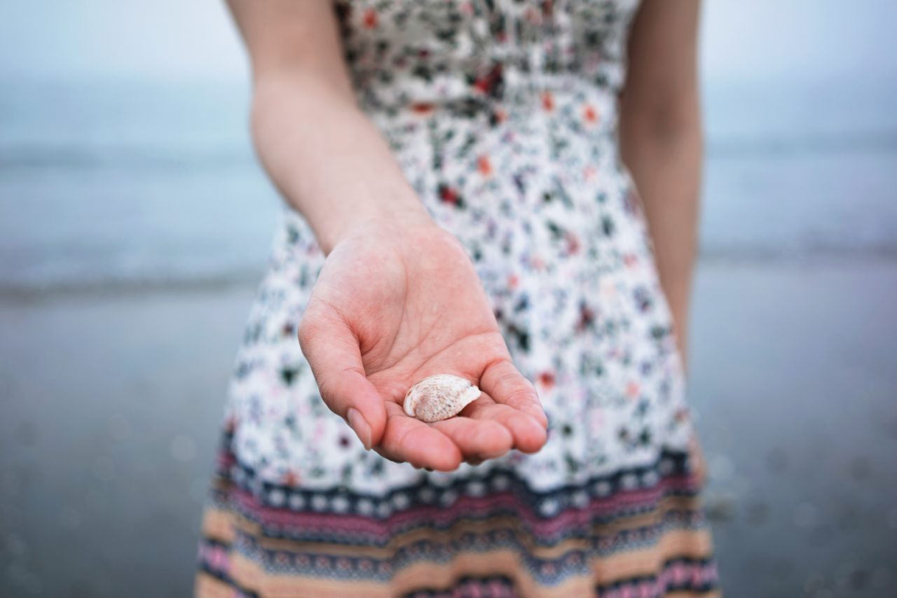 听，海哭的声音 沙滩 人像 海滩 摄影 听海 海滩