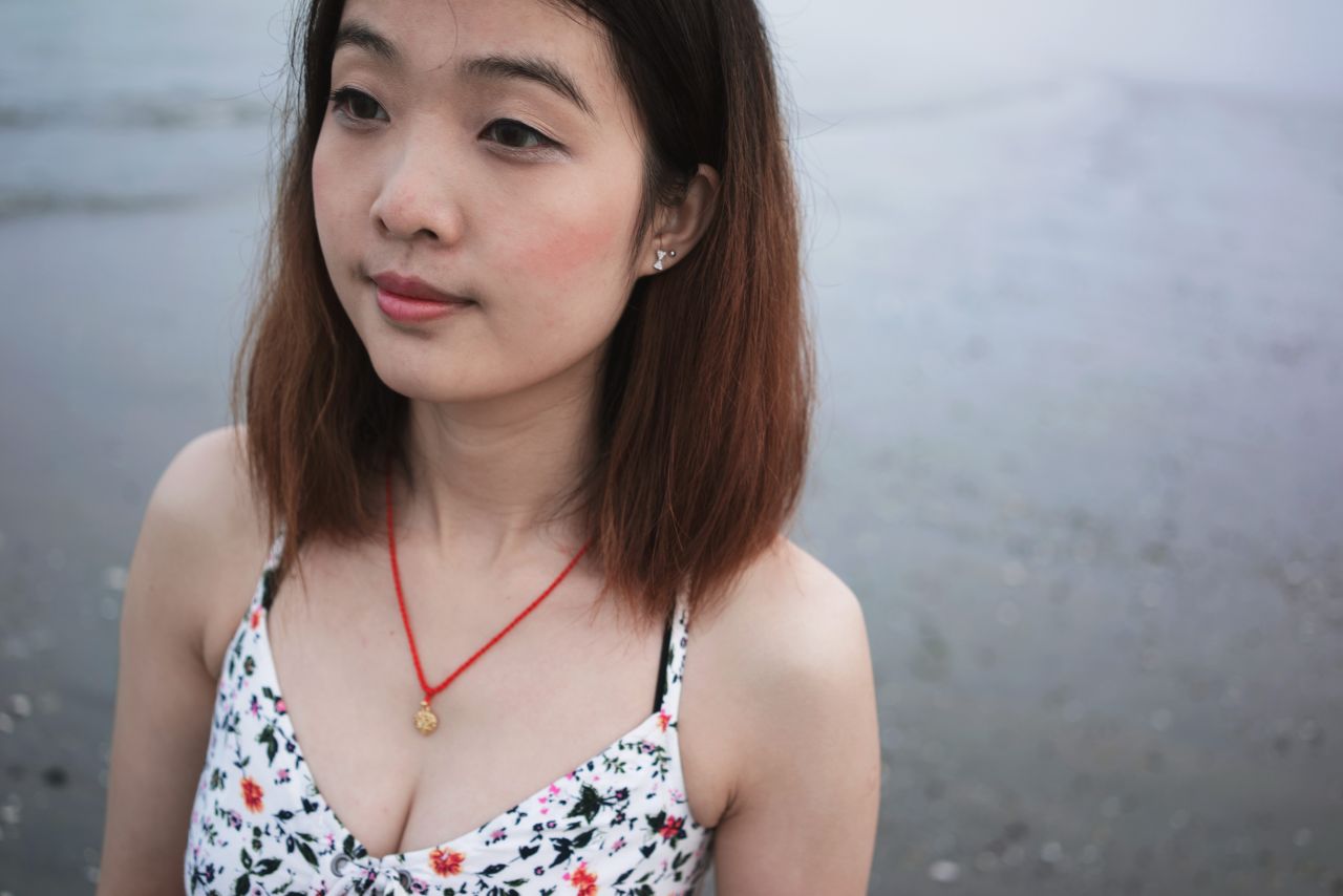 听，海哭的声音 沙滩 人像 海滩 摄影 听海 海滩