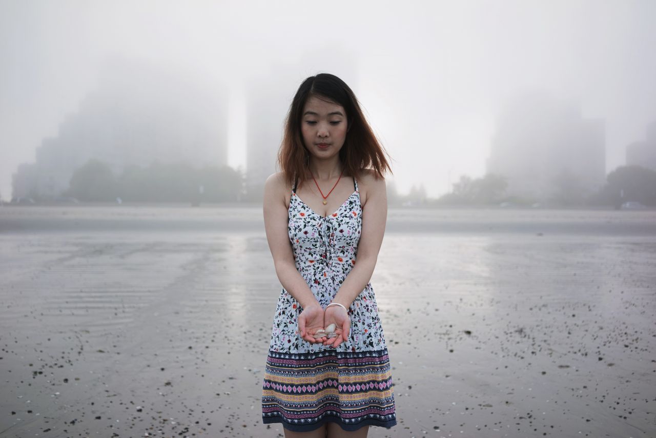 听，海哭的声音 沙滩 人像 海滩 摄影 听海 海滩