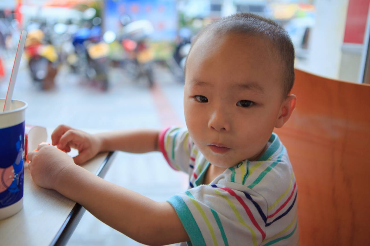 同小朋友们去吃M记 儿童 小朋友 可爱 娃娃 M记 天真 慈慈