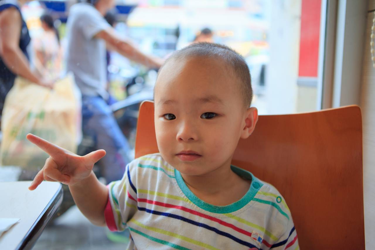 同小朋友们去吃M记 儿童 小朋友 可爱 娃娃 M记 天真 慈慈