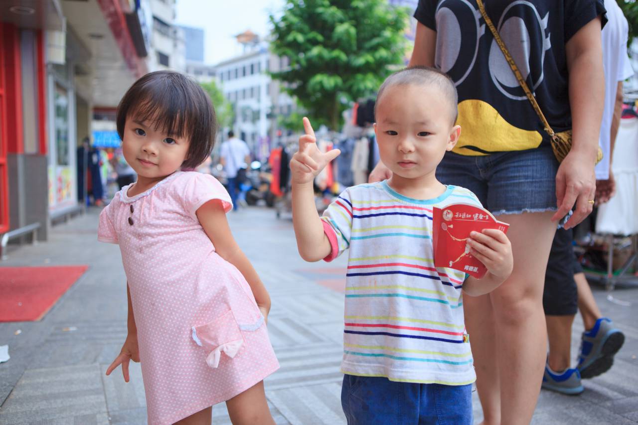同小朋友们去吃M记 儿童 小朋友 可爱 娃娃 M记 天真 慈慈