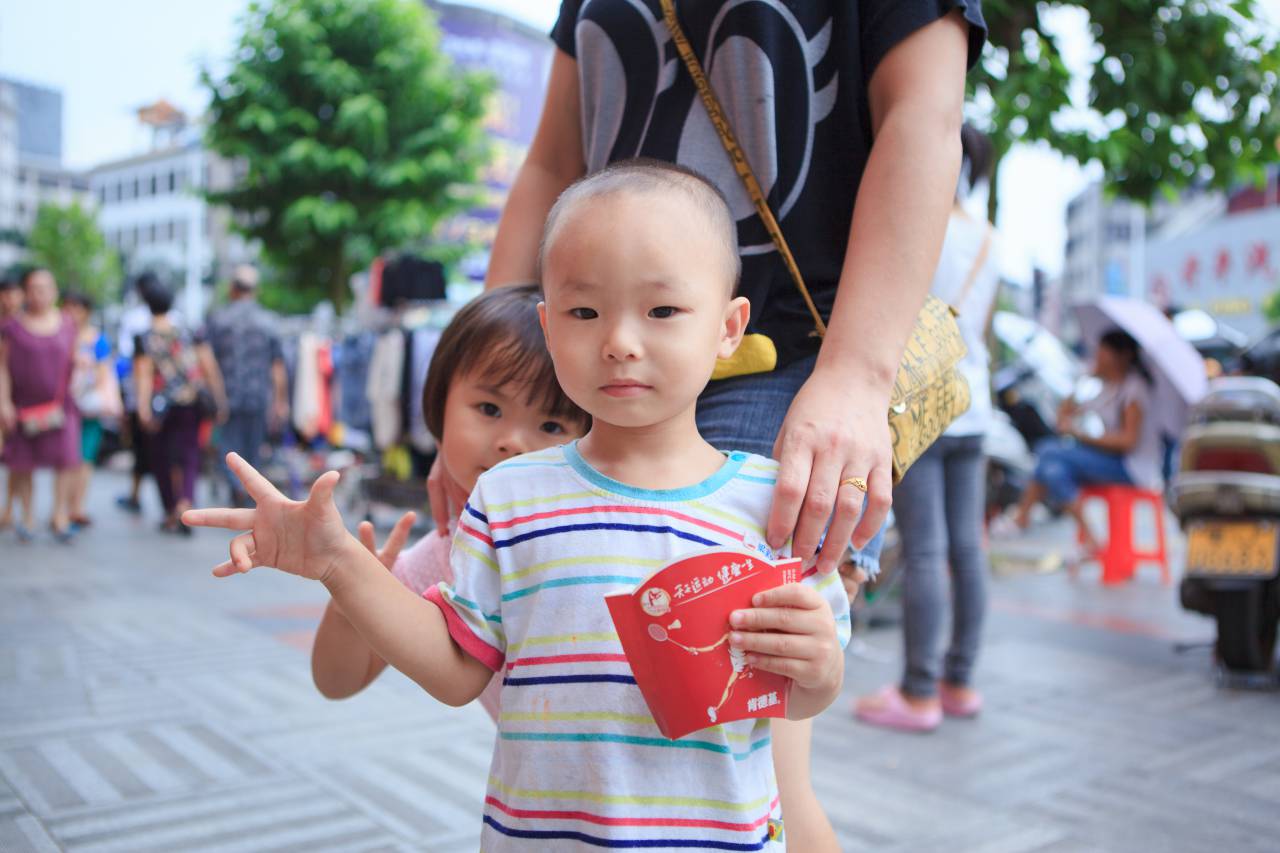同小朋友们去吃M记 儿童 小朋友 可爱 娃娃 M记 天真 慈慈