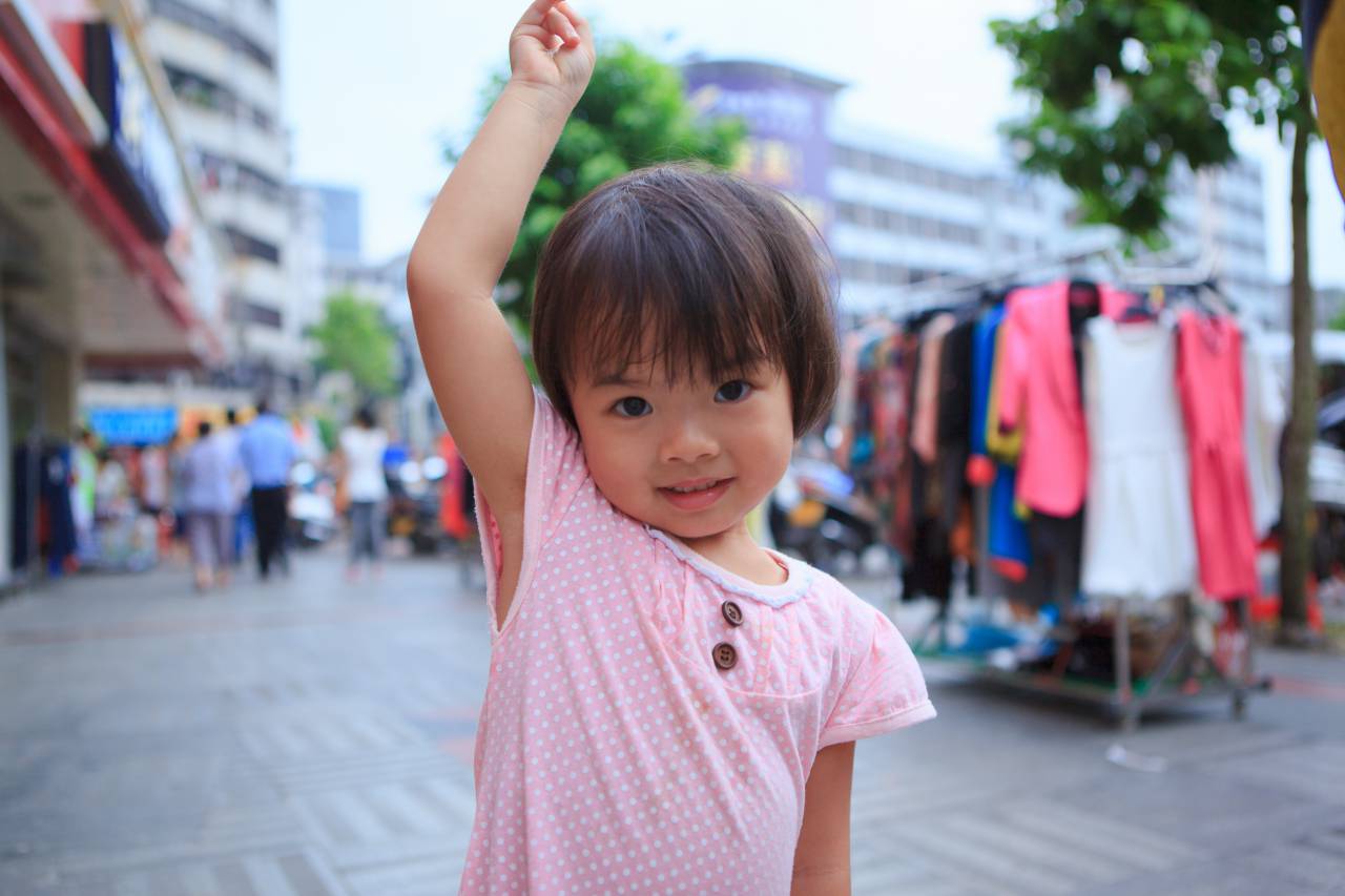 同小朋友们去吃M记 儿童 小朋友 可爱 娃娃 M记 天真 慈慈