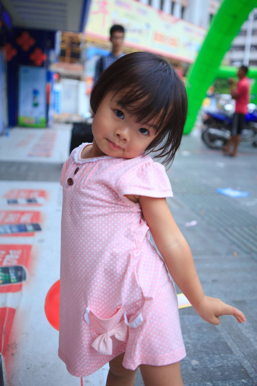 同小朋友们去吃M记 儿童 小朋友 可爱 娃娃 M记 天真 慈慈