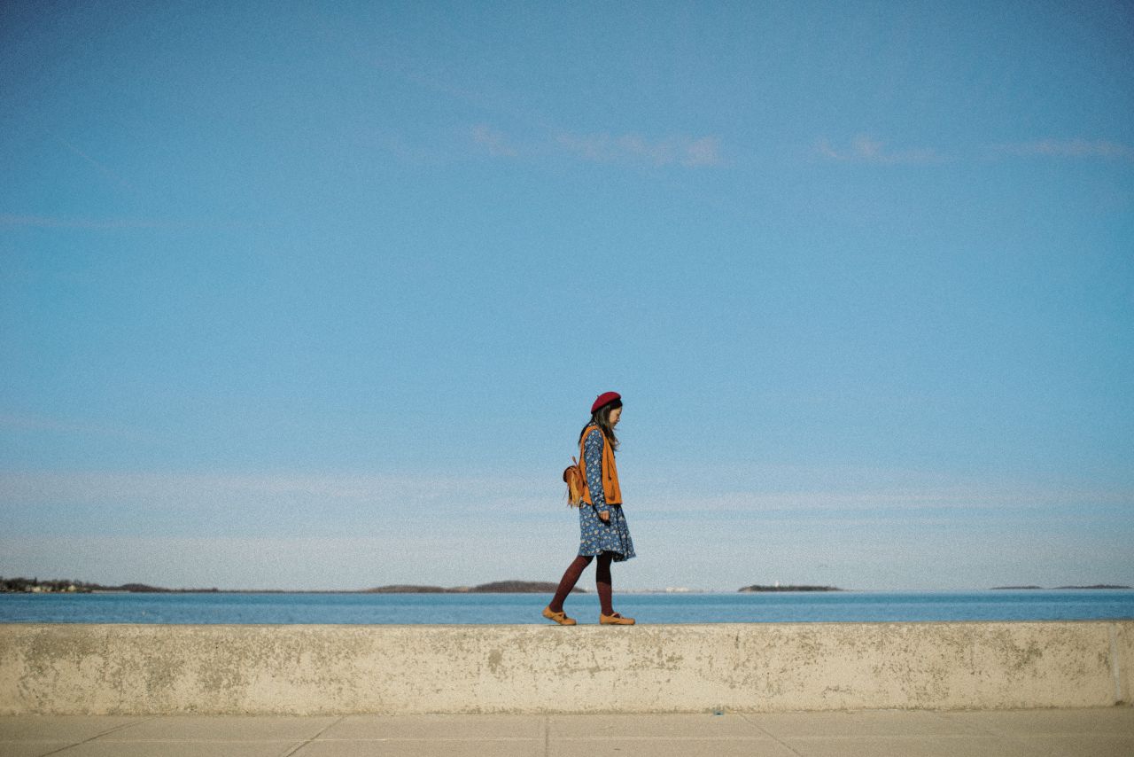 春天芦苇草下的薯仔仪 芦苇人像 初夏 海旁 日系 少女 薯仔仪 模特