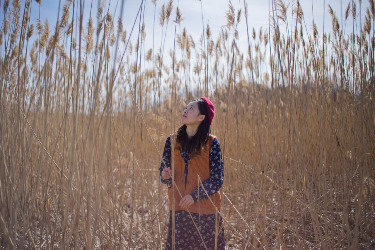 春天芦苇草下的薯仔仪 芦苇人像 初夏 海旁 日系 少女 薯仔仪 模特