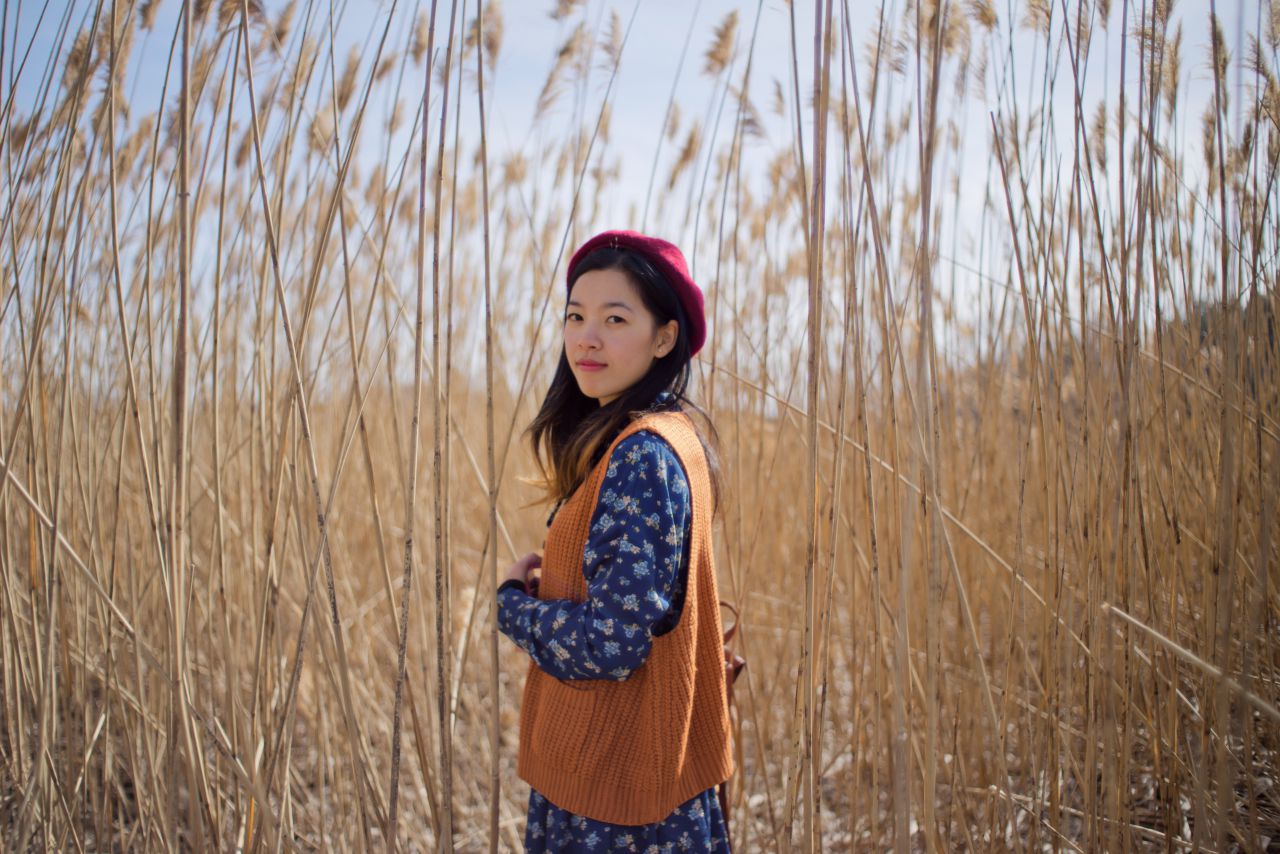 春天芦苇草下的薯仔仪 芦苇人像 初夏 海旁 日系 少女 薯仔仪 模特