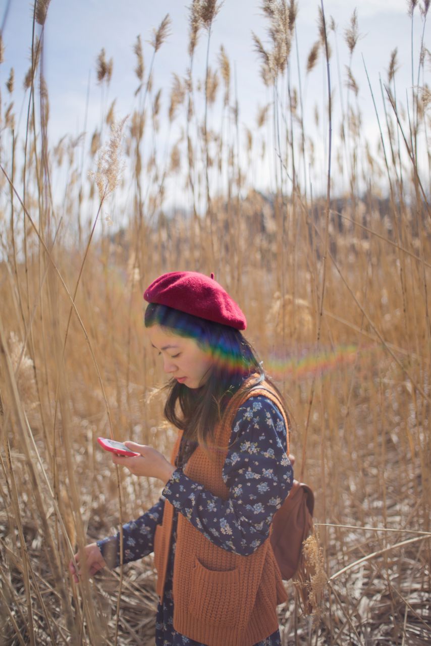 春天芦苇草下的薯仔仪 芦苇人像 初夏 海旁 日系 少女 薯仔仪 模特