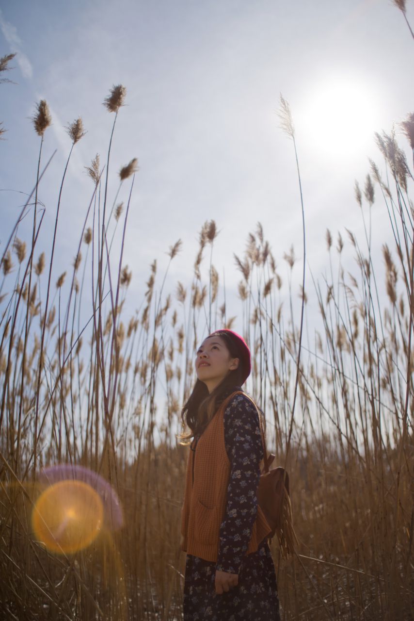 春天芦苇草下的薯仔仪 芦苇人像 初夏 海旁 日系 少女 薯仔仪 模特