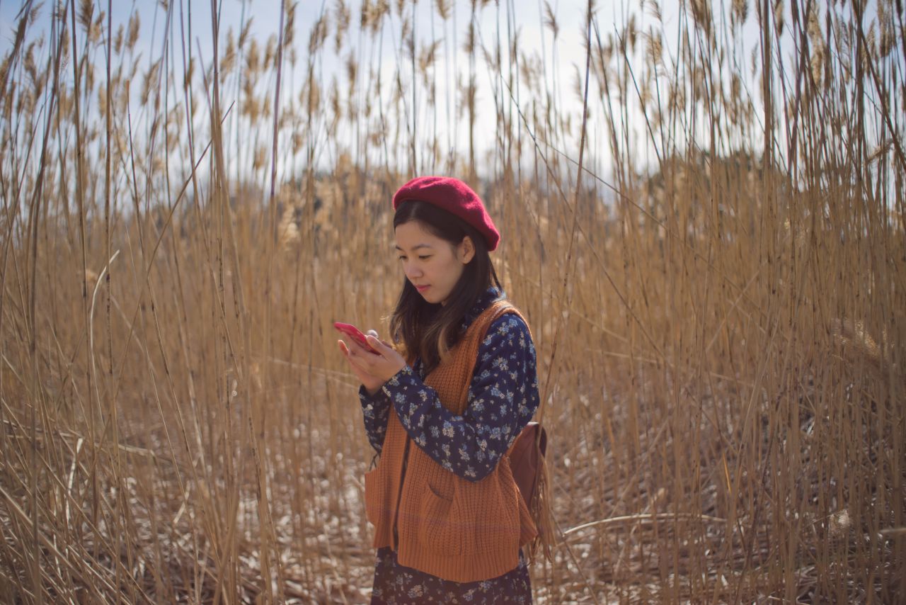 春天芦苇草下的薯仔仪 芦苇人像 初夏 海旁 日系 少女 薯仔仪 模特