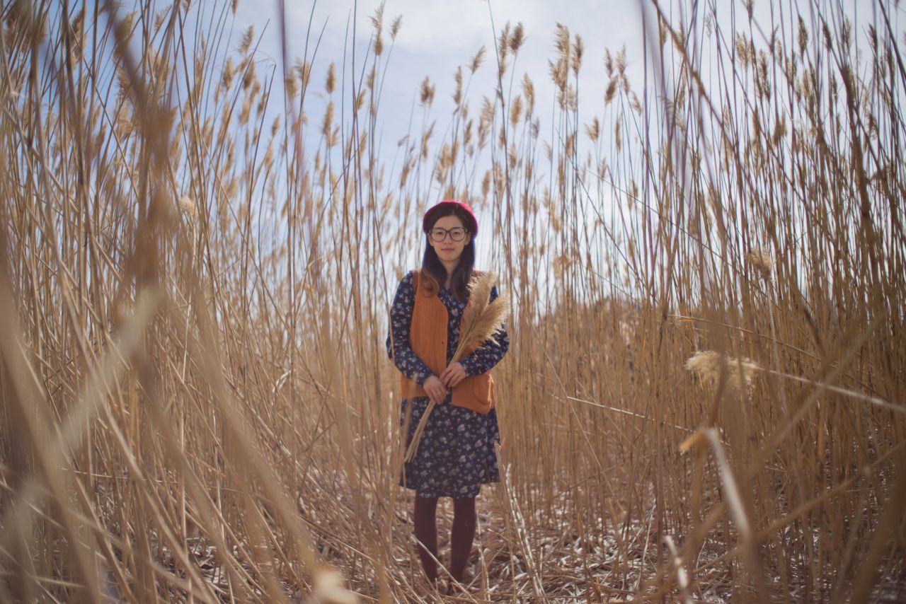 春天芦苇草下的薯仔仪 芦苇人像 初夏 海旁 日系 少女 薯仔仪 模特