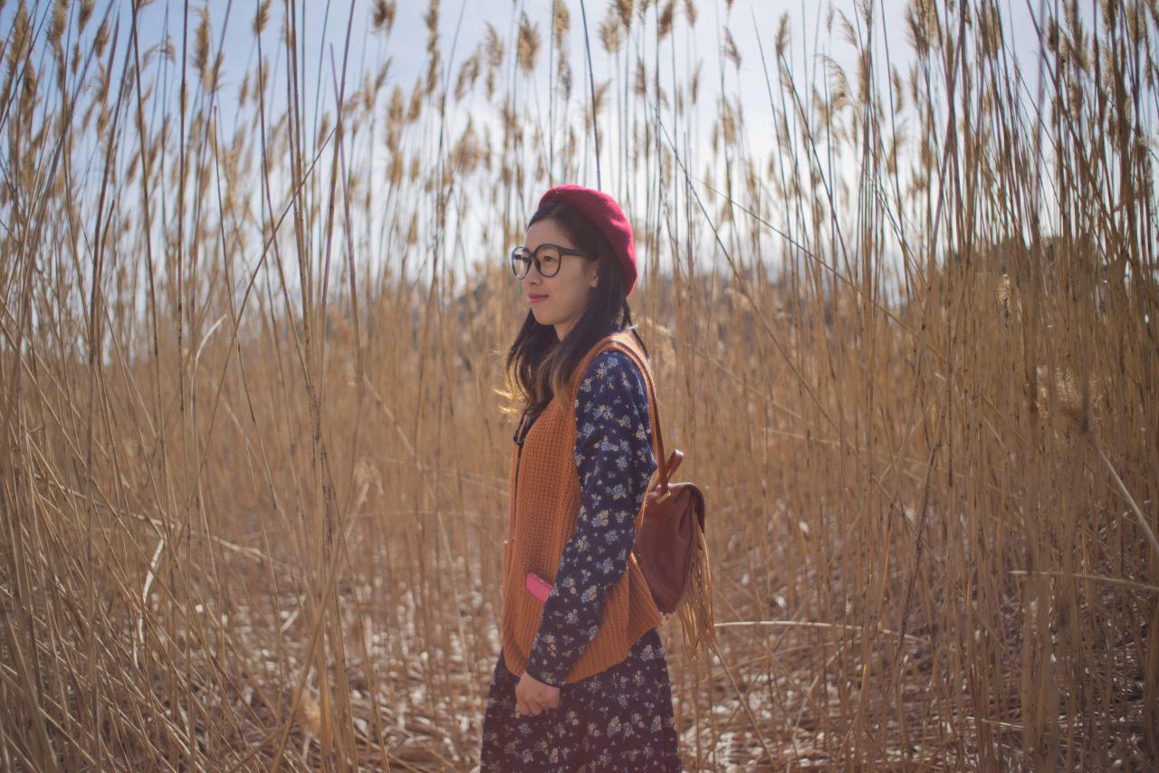 春天芦苇草下的薯仔仪 芦苇人像 初夏 海旁 日系 少女 薯仔仪 模特