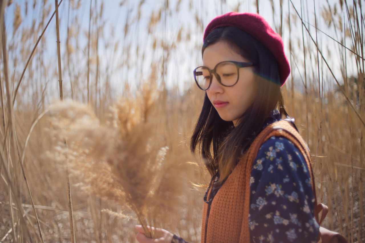 春天芦苇草下的薯仔仪 芦苇人像 初夏 海旁 日系 少女 薯仔仪 模特