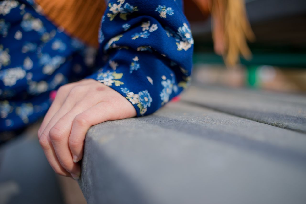 春天芦苇草下的薯仔仪 芦苇人像 初夏 海旁 日系 少女 薯仔仪 模特