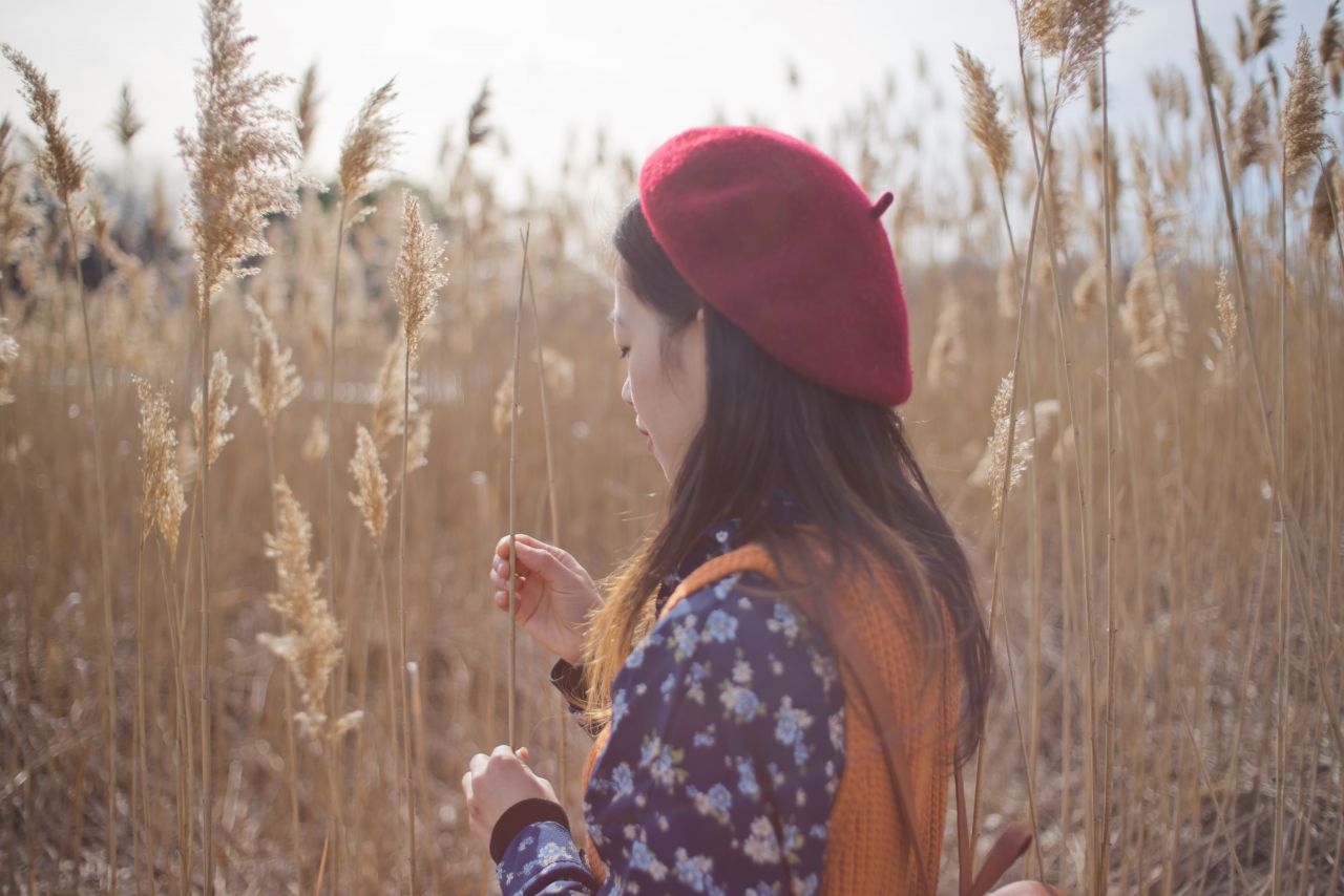 春天芦苇草下的薯仔仪 芦苇人像 初夏 海旁 日系 少女 薯仔仪 模特