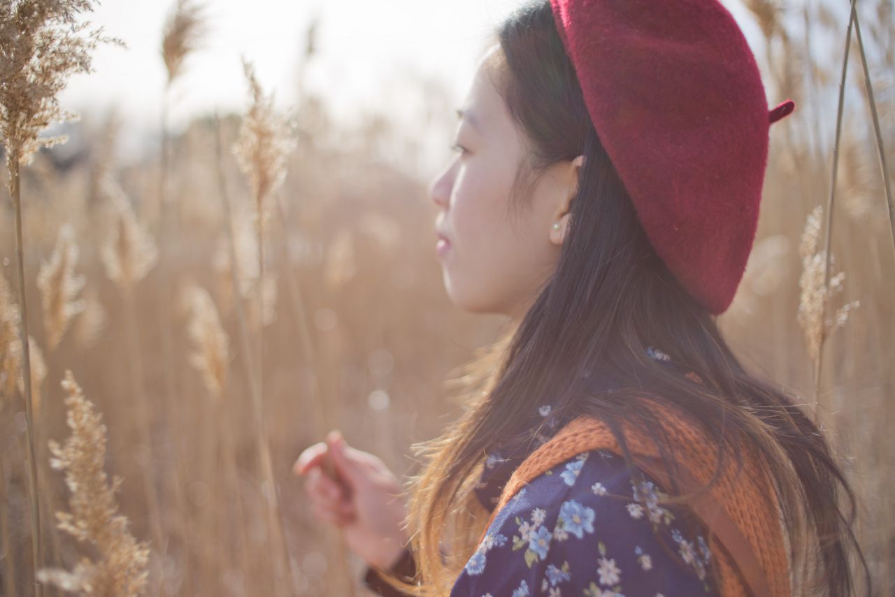 春天芦苇草下的薯仔仪 芦苇人像 初夏 海旁 日系 少女 薯仔仪 模特