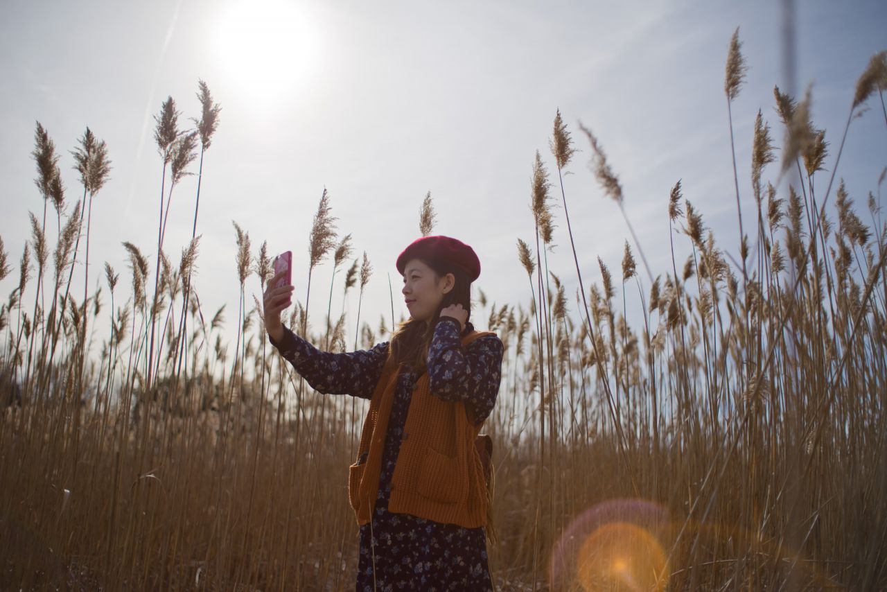 春天芦苇草下的薯仔仪 芦苇人像 初夏 海旁 日系 少女 薯仔仪 模特