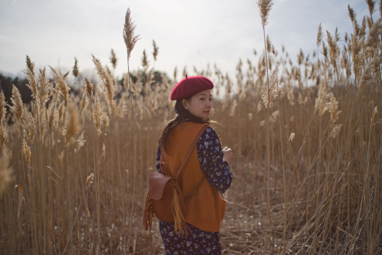 春天芦苇草下的薯仔仪 芦苇人像 初夏 海旁 日系 少女 薯仔仪 模特