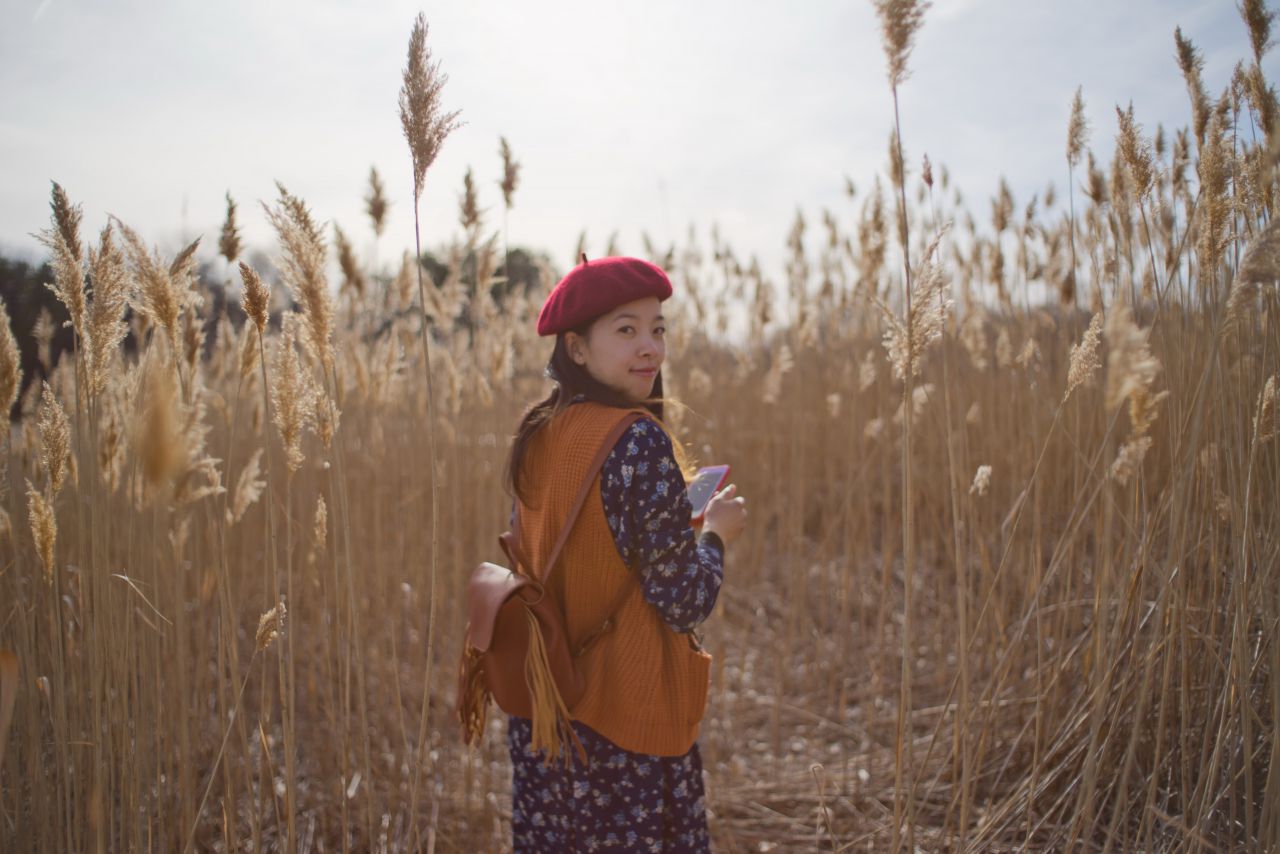 春天芦苇草下的薯仔仪 芦苇人像 初夏 海旁 日系 少女 薯仔仪 模特