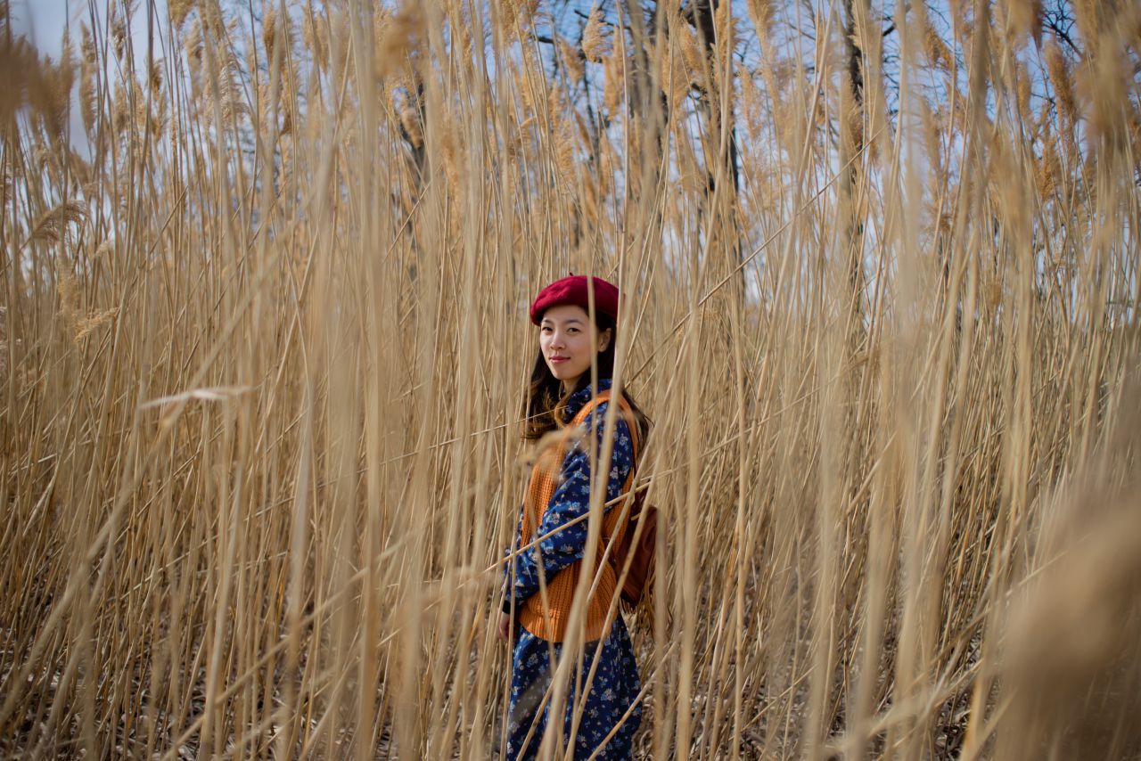 春天芦苇草下的薯仔仪 芦苇人像 初夏 海旁 日系 少女 薯仔仪 模特