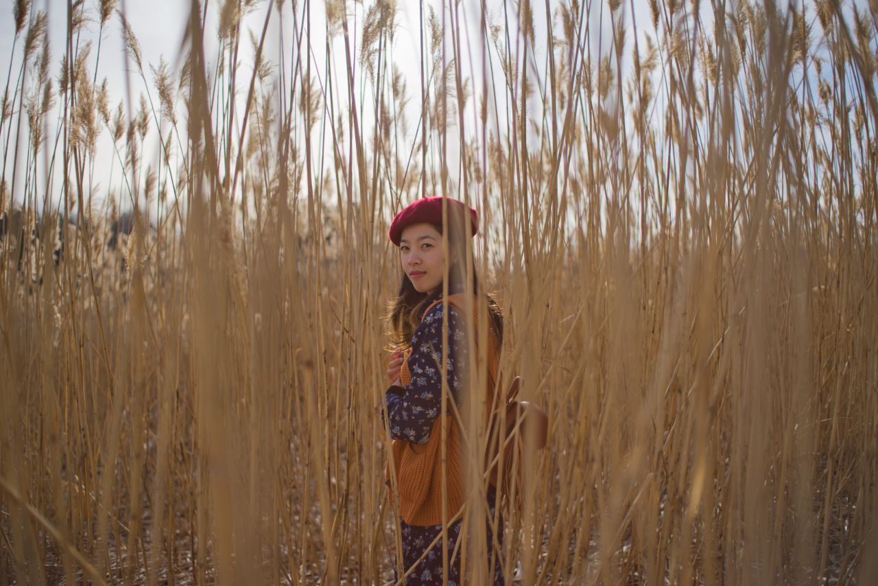 春天芦苇草下的薯仔仪 芦苇人像 初夏 海旁 日系 少女 薯仔仪 模特