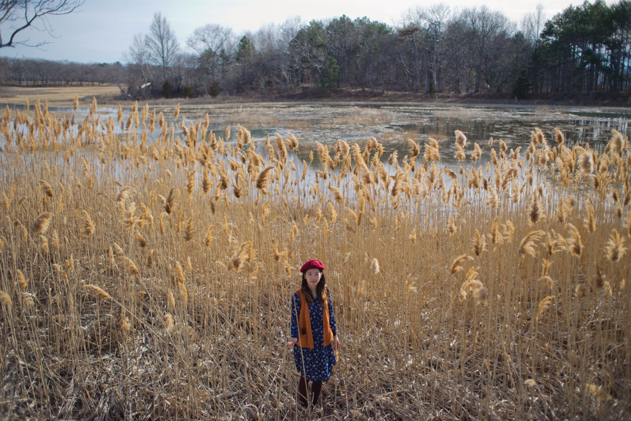 春天芦苇草下的薯仔仪 芦苇人像 初夏 海旁 日系 少女 薯仔仪 模特