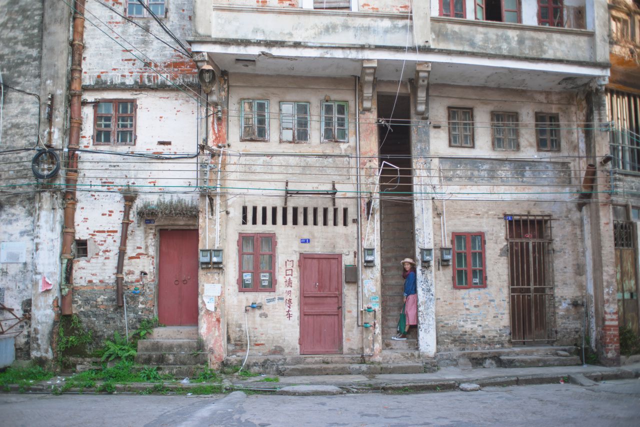 赤坎古镇下的薯片仪 日系 人像 赤坎 古镇 外拍 薯仔仪 摄影 少女 欧陆人像 赤坎人像