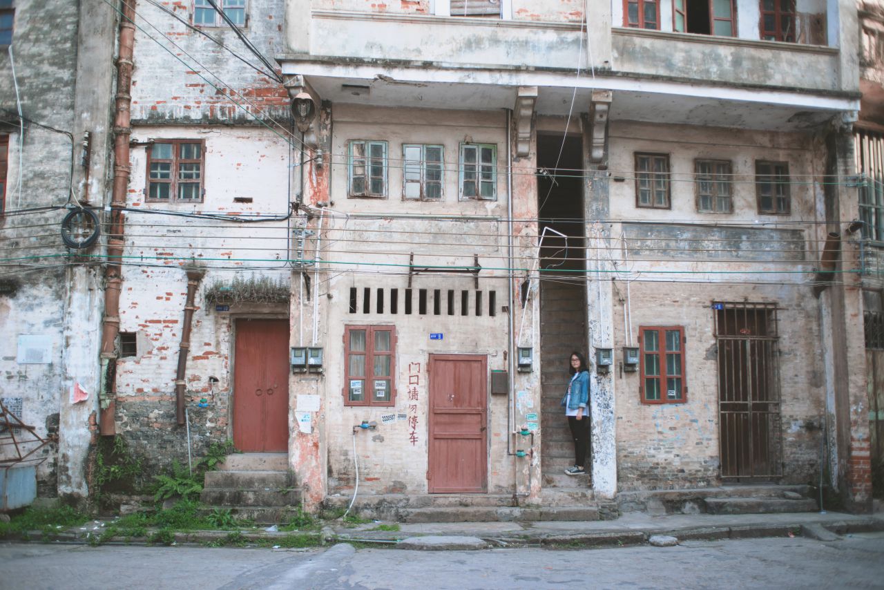 赤坎古镇下的薯片仪 日系 人像 赤坎 古镇 外拍 薯仔仪 摄影 少女 欧陆人像 赤坎人像