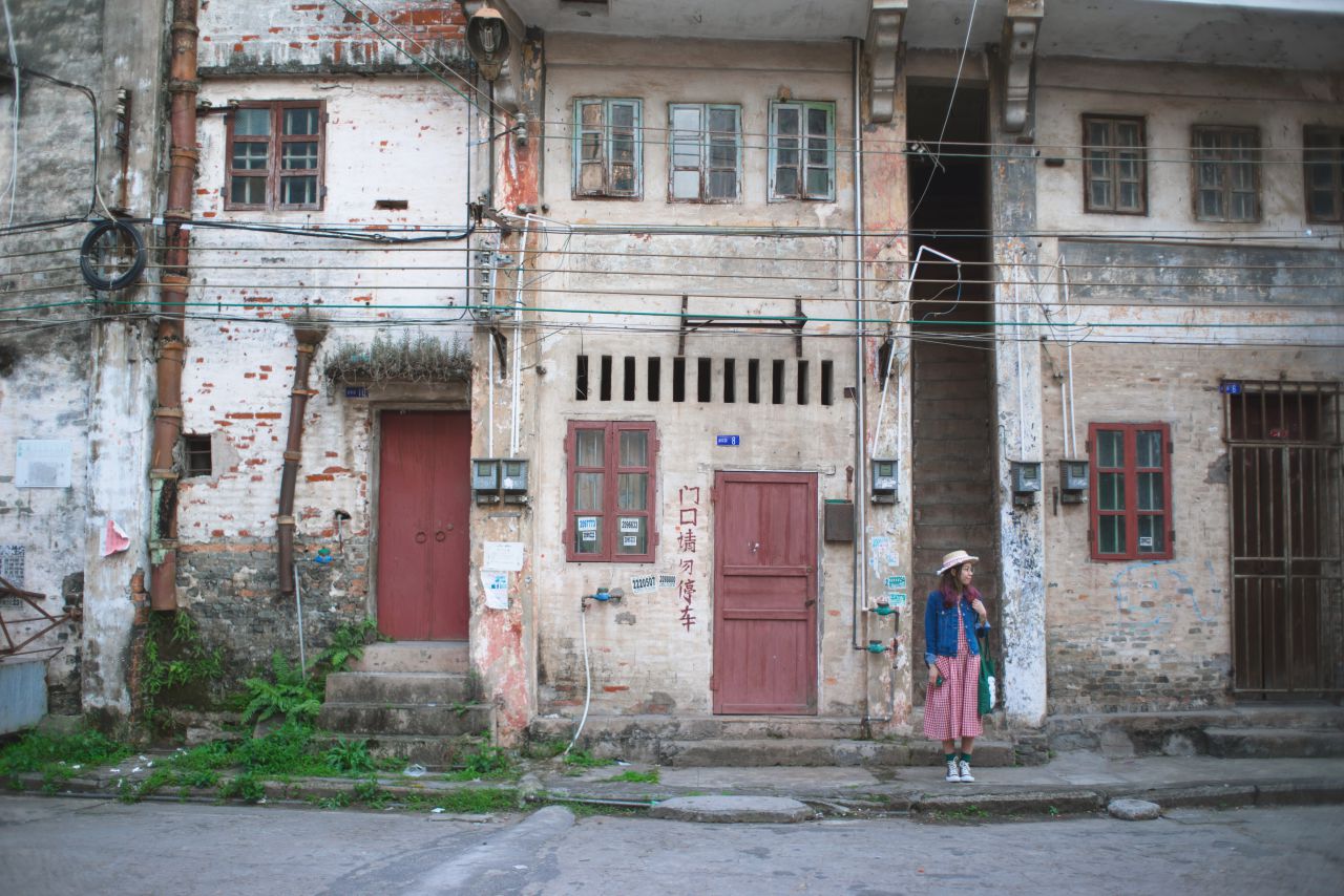 赤坎古镇下的薯片仪 日系 人像 赤坎 古镇 外拍 薯仔仪 摄影 少女 欧陆人像 赤坎人像