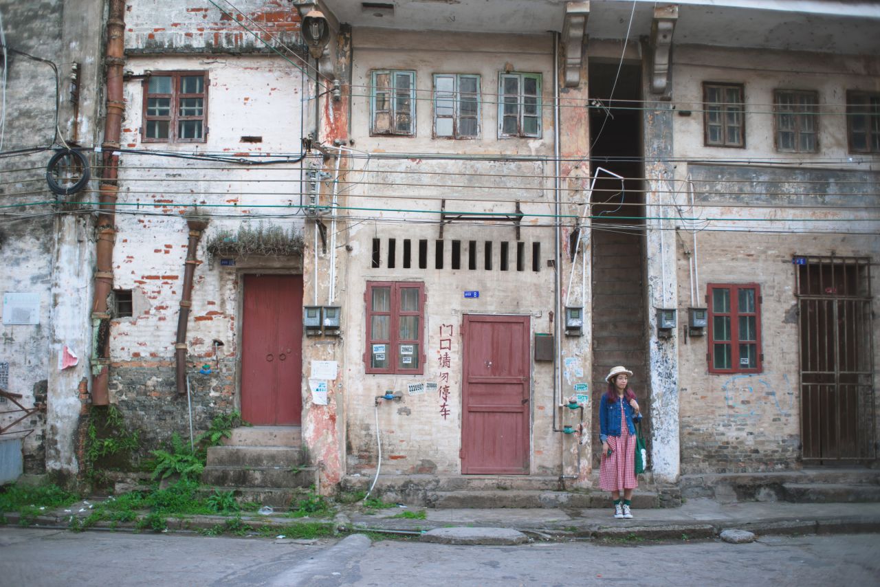 赤坎古镇下的薯片仪 日系 人像 赤坎 古镇 外拍 薯仔仪 摄影 少女 欧陆人像 赤坎人像
