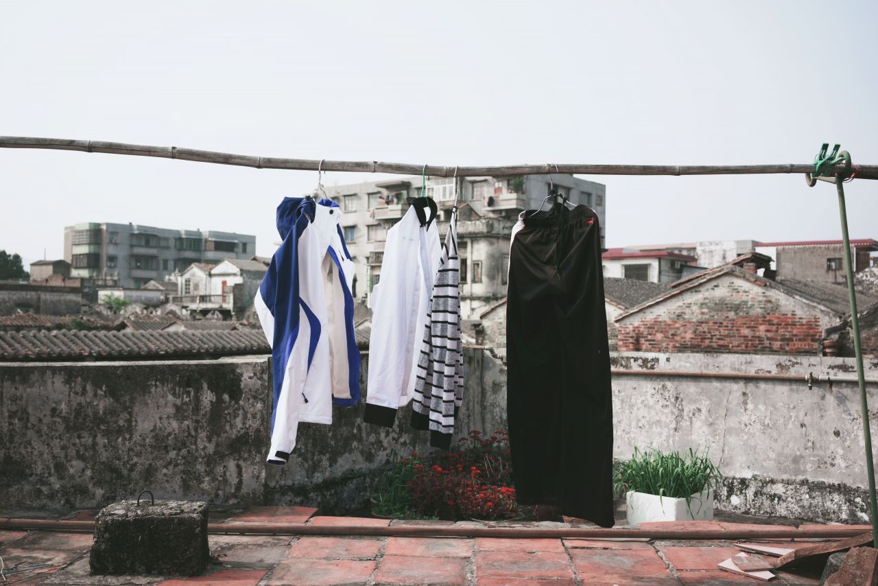 穷苦人家的残旧屋顶 - 家里 - 无 - 穷苦 衣服 屋顶 楼顶 晾衣服 晒衣服