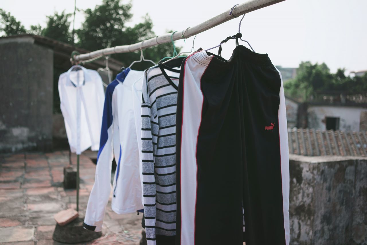 穷苦人家的残旧屋顶 穷苦 衣服 屋顶 楼顶 晾衣服 晒衣服