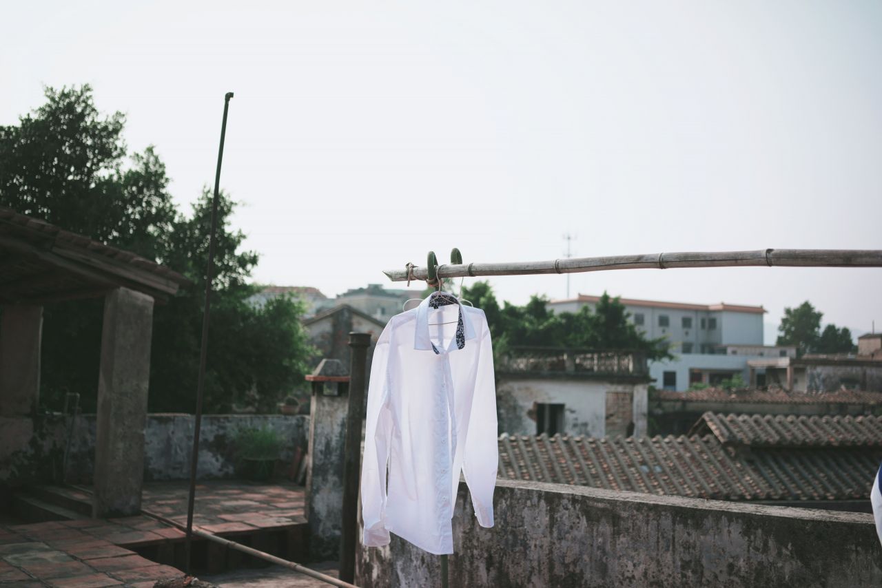 穷苦人家的残旧屋顶 穷苦 衣服 屋顶 楼顶 晾衣服 晒衣服