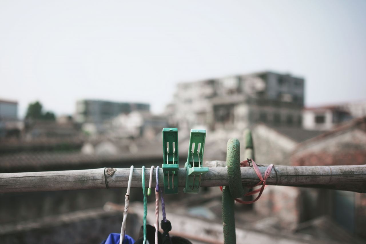 穷苦人家的残旧屋顶 穷苦 衣服 屋顶 楼顶 晾衣服 晒衣服