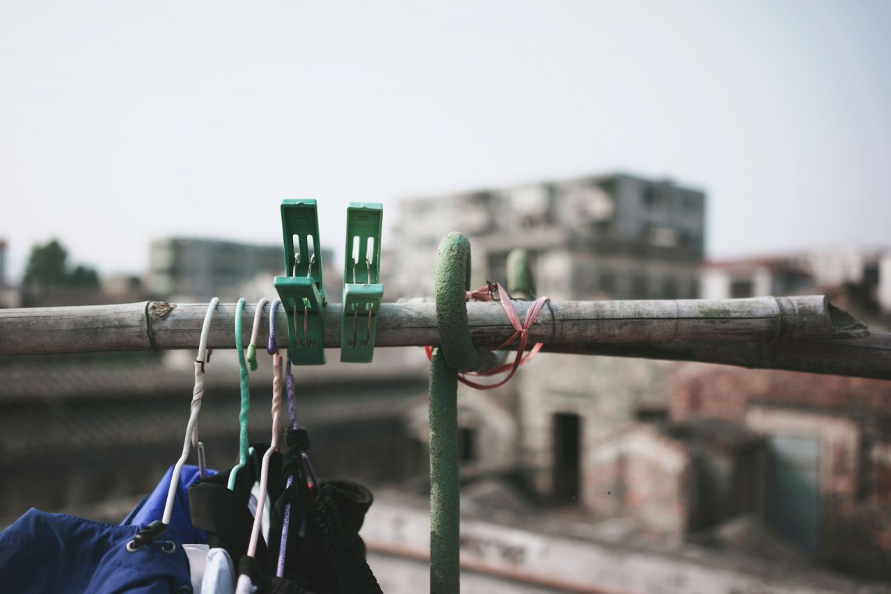 穷苦人家的残旧屋顶 穷苦 衣服 屋顶 楼顶 晾衣服 晒衣服