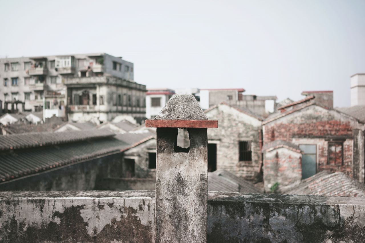 穷苦人家的残旧屋顶 穷苦 衣服 屋顶 楼顶 晾衣服 晒衣服
