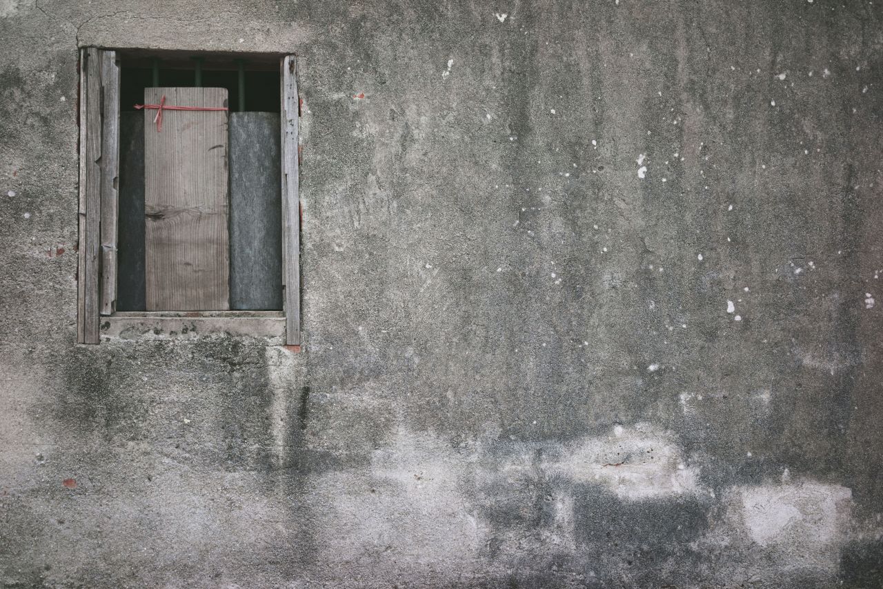 穷苦人家的残旧屋顶 穷苦 衣服 屋顶 楼顶 晾衣服 晒衣服