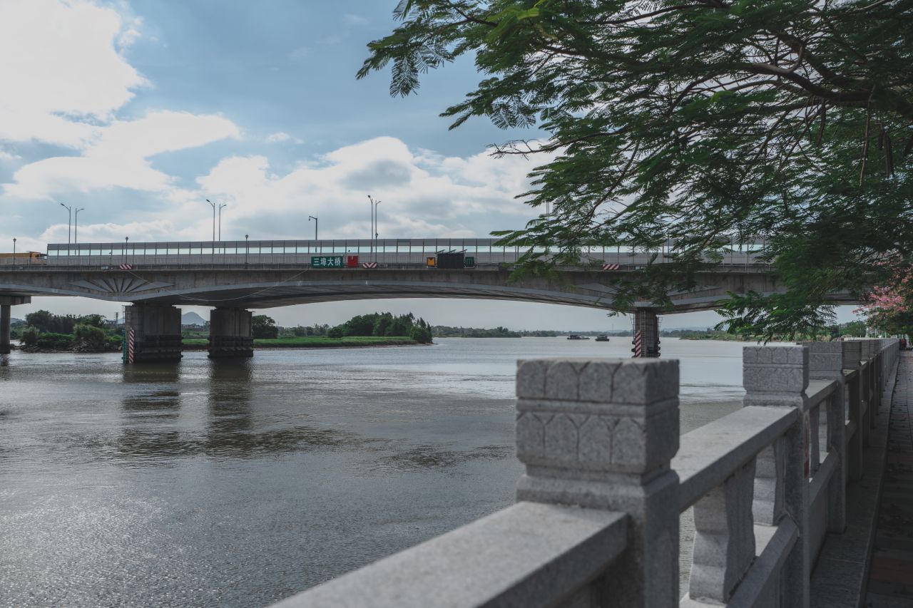 三埠大桥的沿岸风光 三埠大桥的沿岸风光